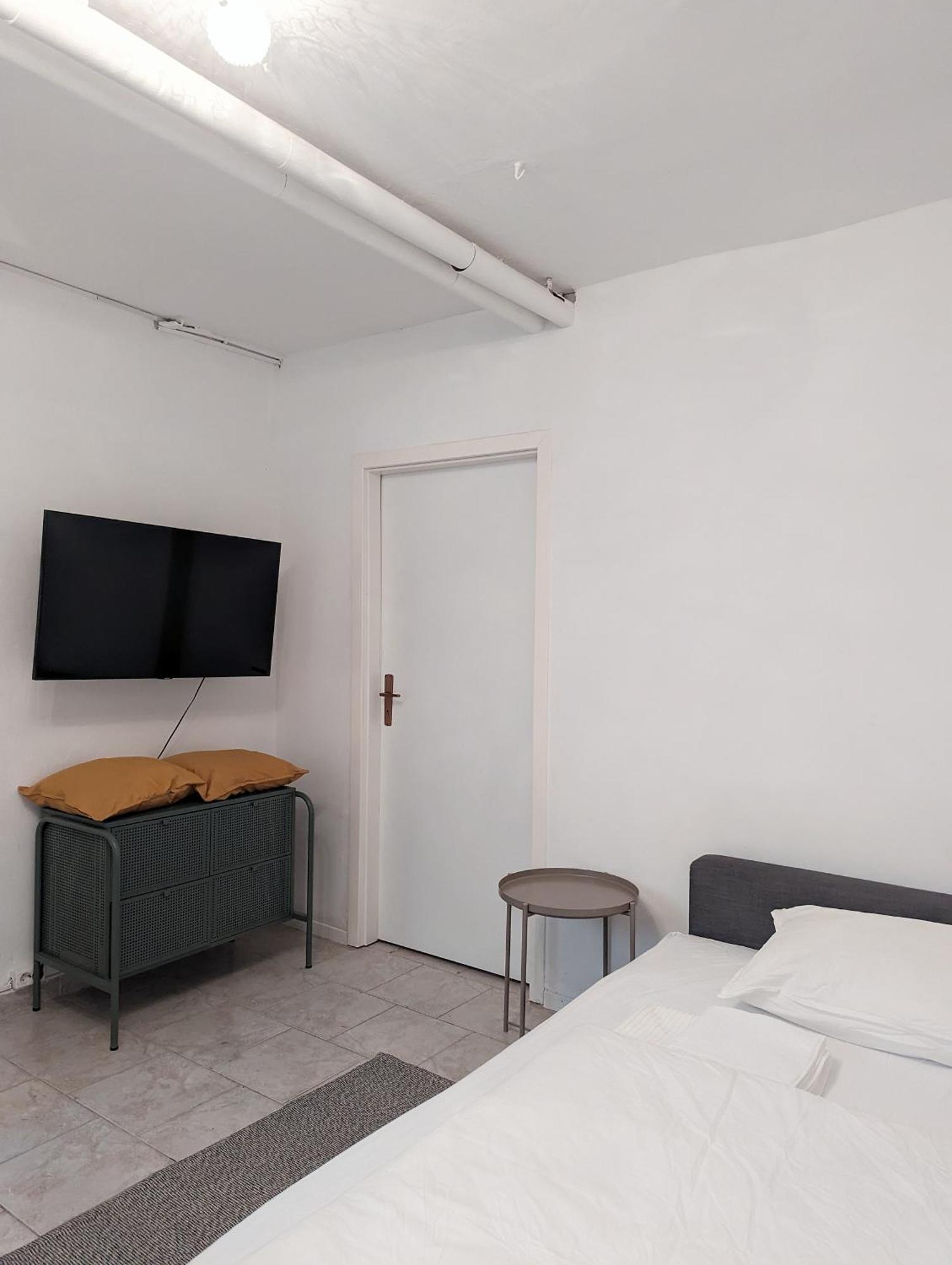 Tiergarten: Central, Spacious, Beautiful Designed 2-br Near Park Lejlighed