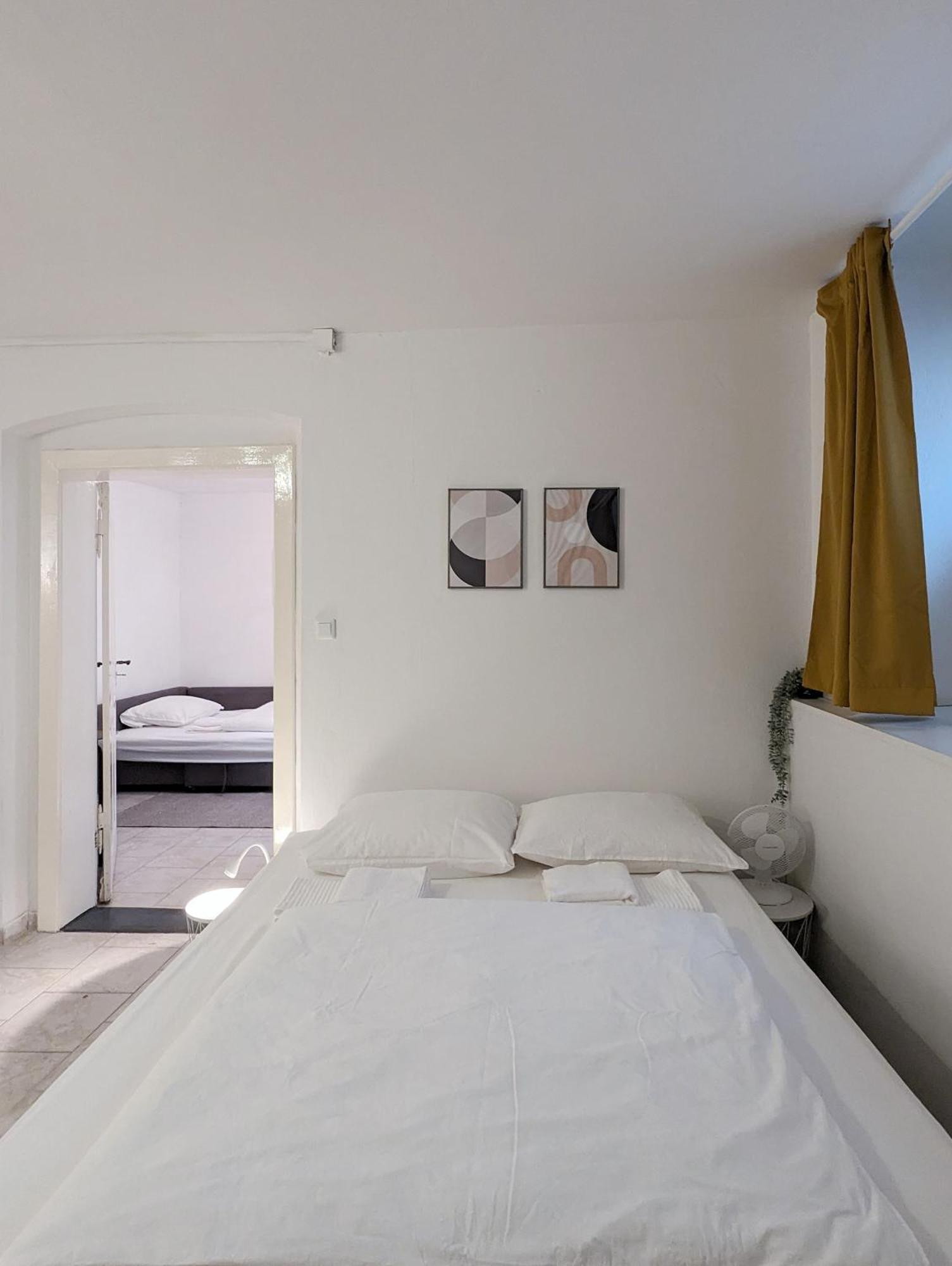 Tiergarten: Central, Spacious, Beautiful Designed 2-br Near Park Lejlighed *